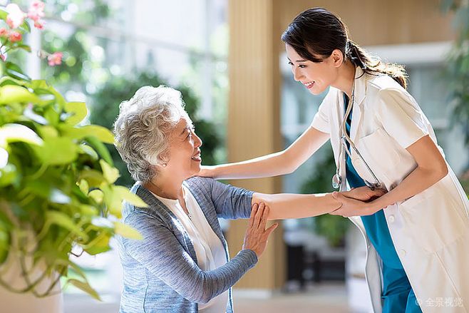老人与护工温馨互动、家庭陪伴场景