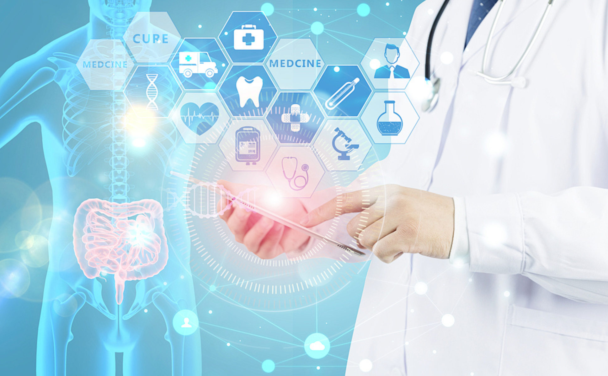 年轻人教老人用手机、护工用APP记录护理情况